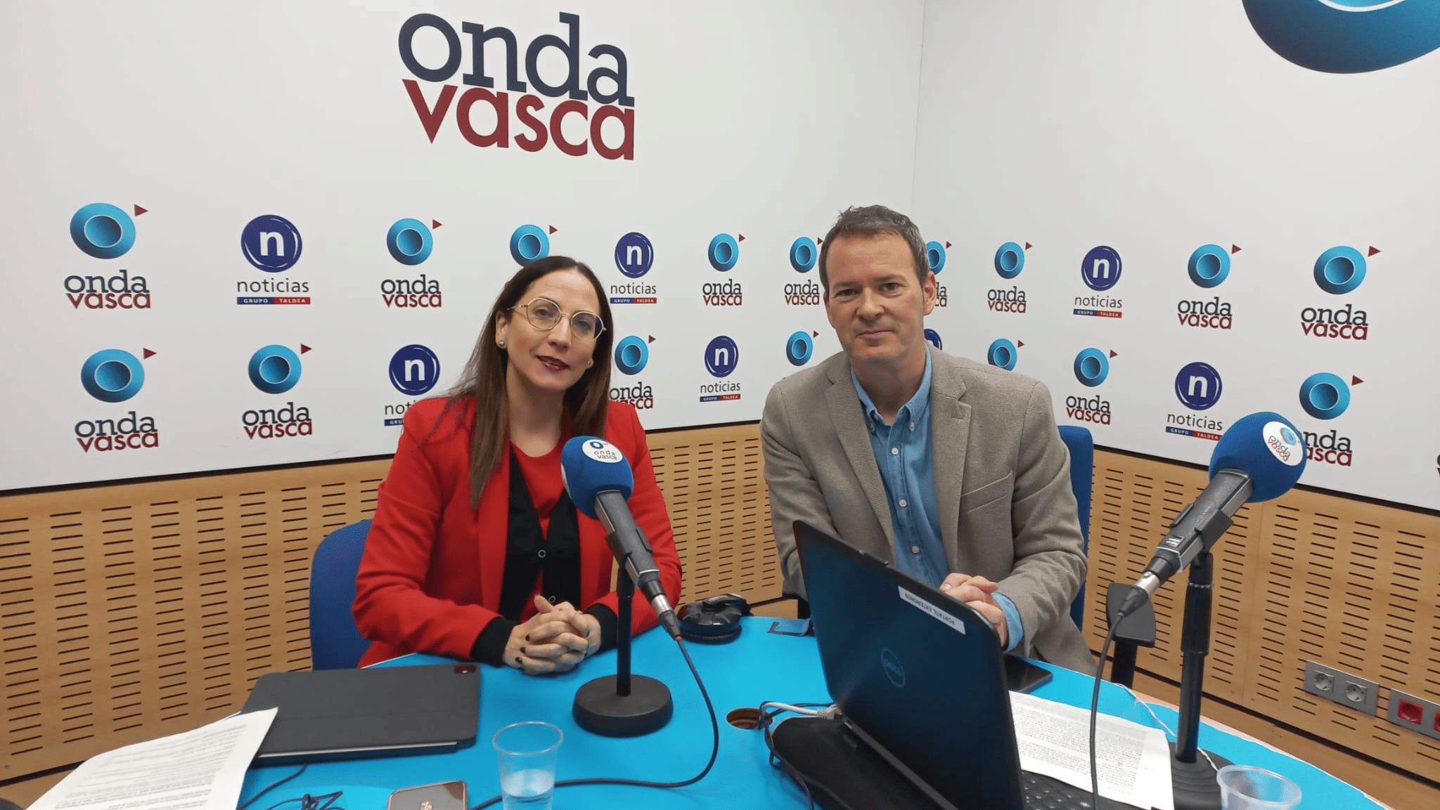 Begoña Pedrosa con Txema Gutiérrez en los estudios de ONDA VASCA