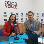 Begoña Pedrosa con Txema Gutiérrez en los estudios de ONDA VASCA