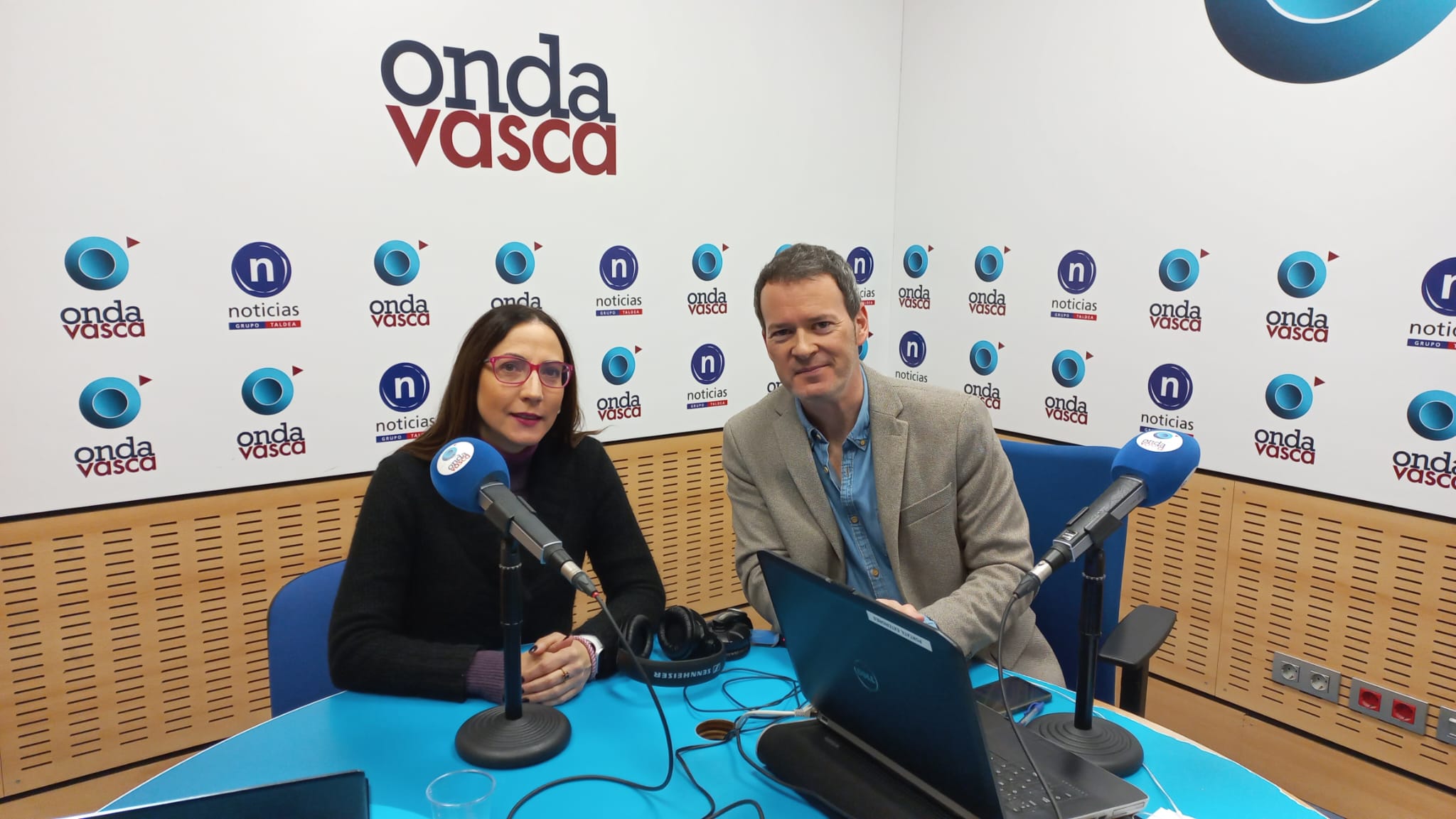 Begoña Pedrosa en los estudios de Onda Vasca
