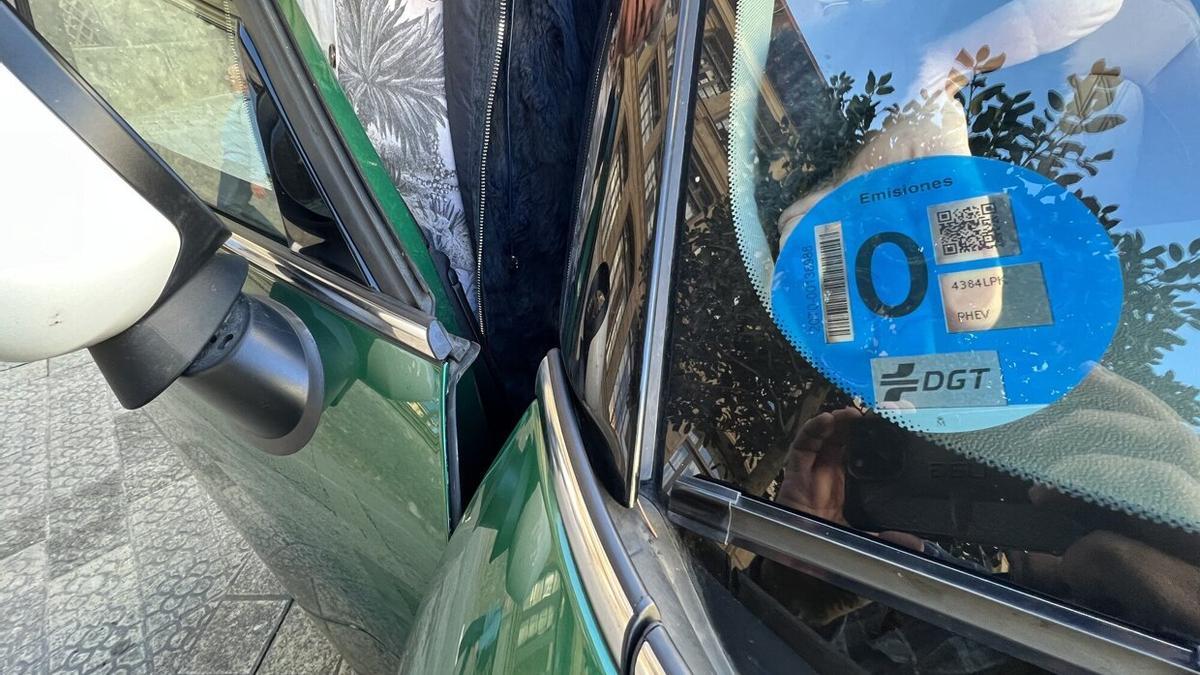 Un coche que una etiqueta azul, que se corresponde con cero emisiones OSKAR MARTINEZ