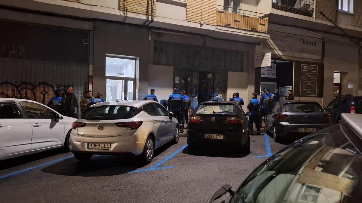 Numerosa presencia policial entorno al local okupado en la calle Río Alzania. cedida