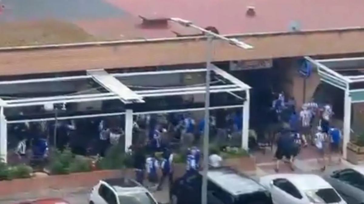 Momento del enfrentamiento entre las dos aficiones 