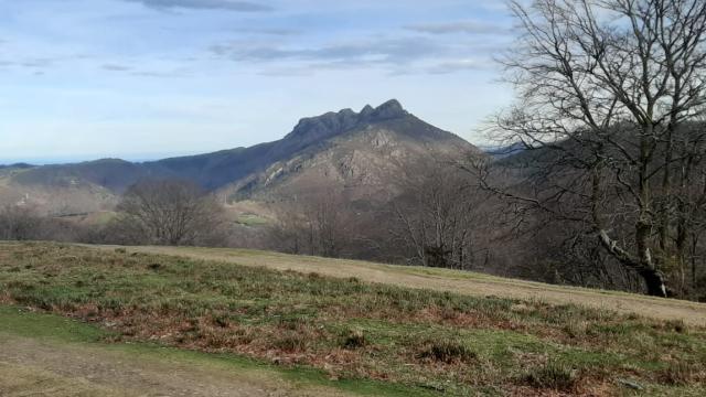 Peñas de Aia / Aiako Harria, al fondo