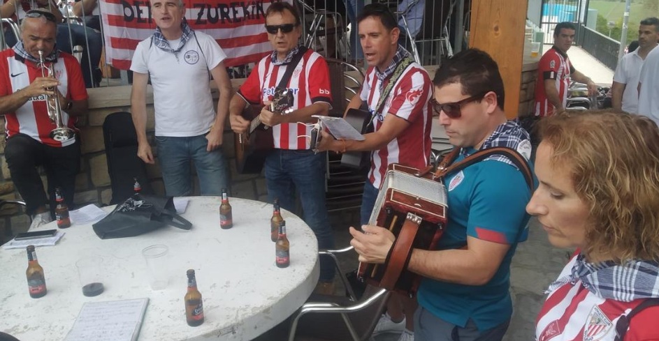 Gamiz-Fika se viste de gala este sábado para recibir a los peñistas del Athletic. / JOSÉ MARI MARTÍNEZ