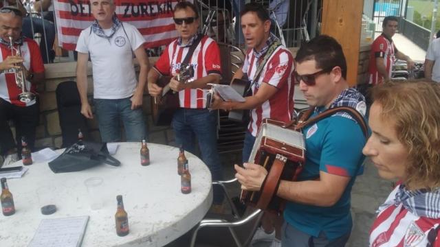Gamiz-Fika se viste de gala este sábado para recibir a los peñistas del Athletic. / JOSÉ MARI MARTÍNEZ Gamiz-Fika se viste de gala este sábado para recibir a los peñistas del Athletic. / JOSÉ MARI MARTÍNEZ
