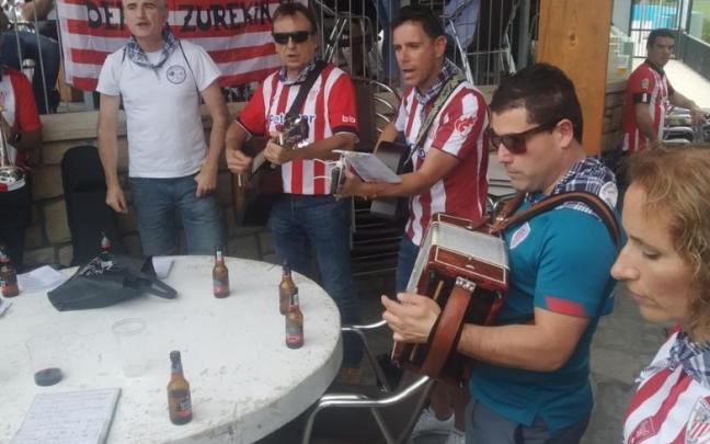 Gamiz-Fika se viste de gala este sábado para recibir a los peñistas del Athletic. / JOSÉ MARI MARTÍNEZ