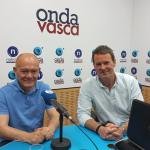 Juan Ignacio Pérez Iglesias con Txema Gutiérrez en los estudios de ONDA VASCA