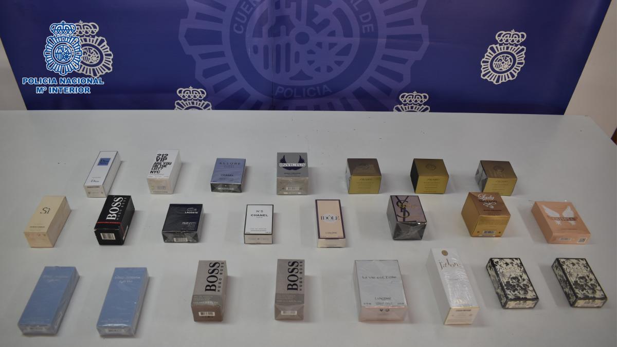 Detenidos una mujer y un hombre en Bilbao por la venta de perfumes y cosméticos de alta gama falsificados.
