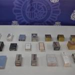 Detenidos una mujer y un hombre en Bilbao por la venta de perfumes y cosméticos de alta gama falsificados.