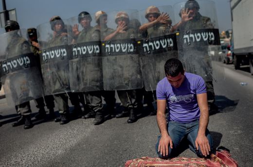 Policías y periodista