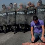 Policías y periodista