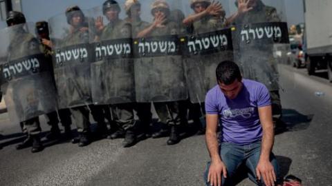 Policías y periodista