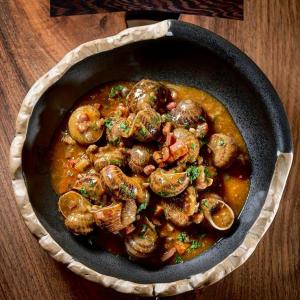 La famosa receta de caracoles con perretxikos del Zaldiaran. OV