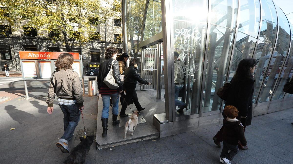 Varias personas con sus mascotas frente a la estación de metro de Abando Jose Mari Martínez