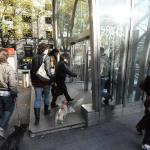 Varias personas con sus mascotas frente a la estación de metro de Abando Jose Mari Martínez