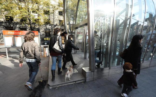 Varias personas con sus mascotas frente a la estación de metro de Abando Jose Mari Martínez