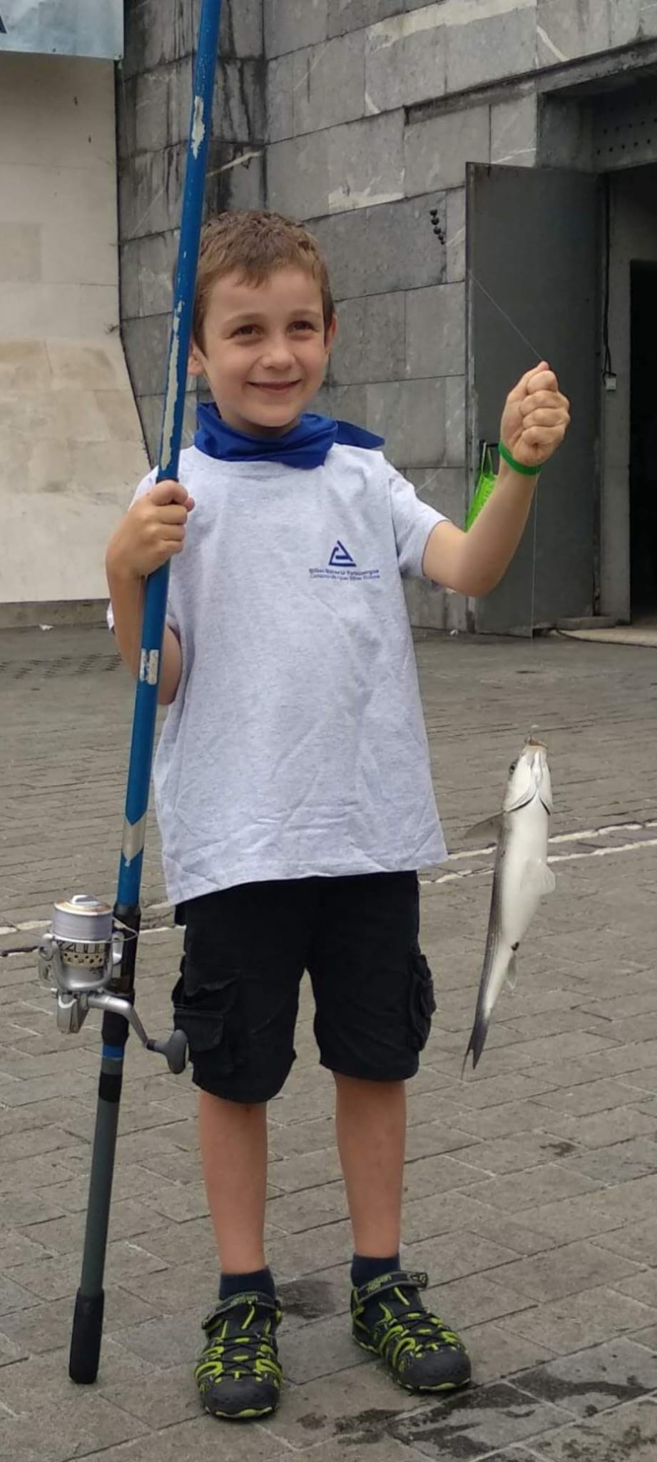 Amets enseña orgulloso su captura en la Escuela de Pesca del Consorcio de Aguas Bilbao Bizkaia Amets enseña orgulloso su captura en la Escuela de Pesca del Consorcio de Aguas Bilbao Bizkaia