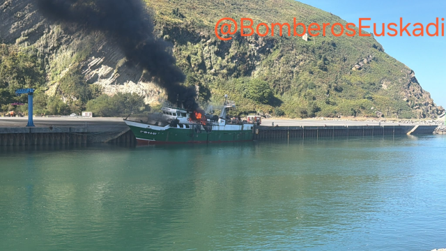 Incendio del pesquero en Orio. BOMBEROS DE EUSKADI
