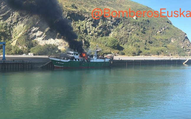 Incendio del pesquero en Orio. BOMBEROS DE EUSKADI
