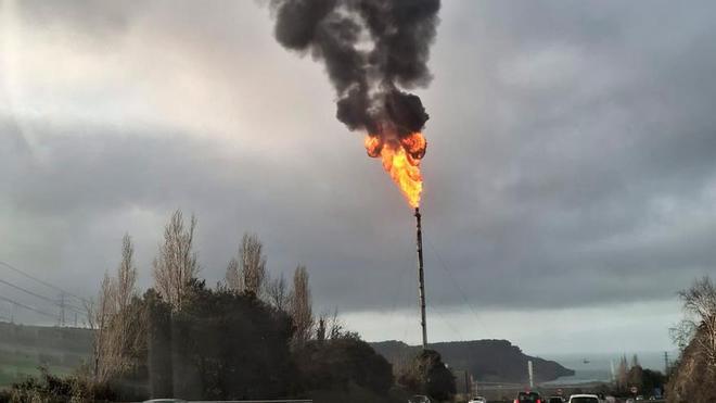 Las antorchas de Petronor han provocado una gran humareda. Markel Fernández