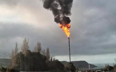 Las antorchas de Petronor han provocado una gran humareda. Markel Fernández