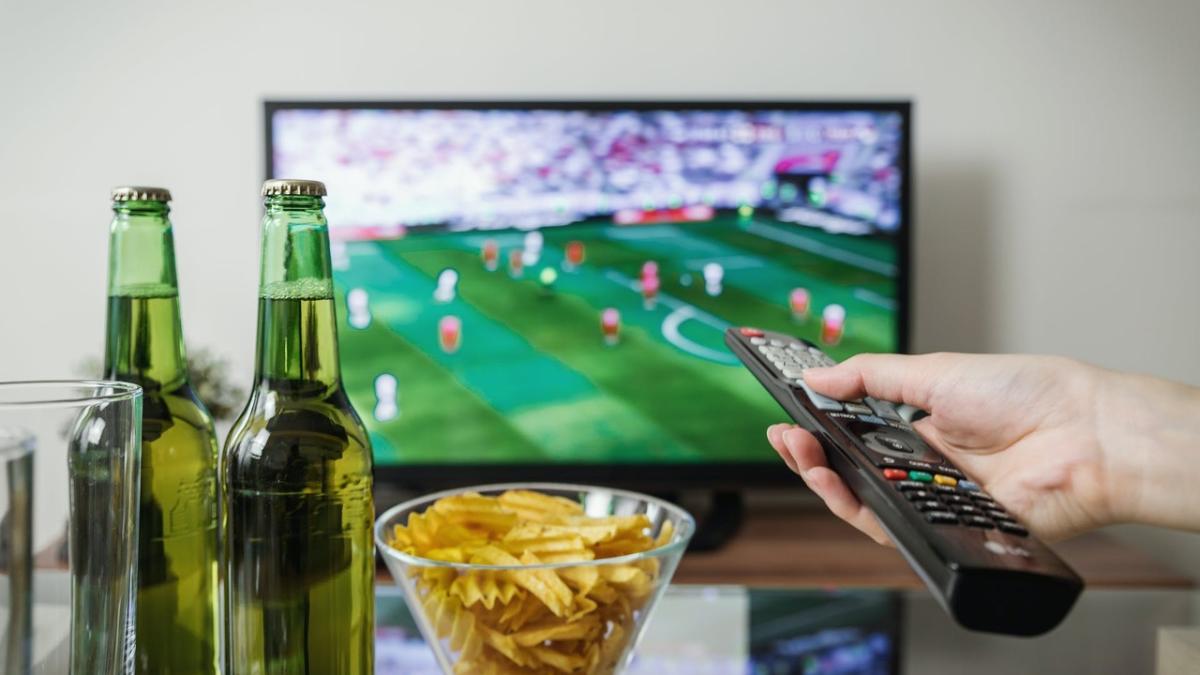 Imagen de archivo de una televisión retransmitiendo un partido de fútbol