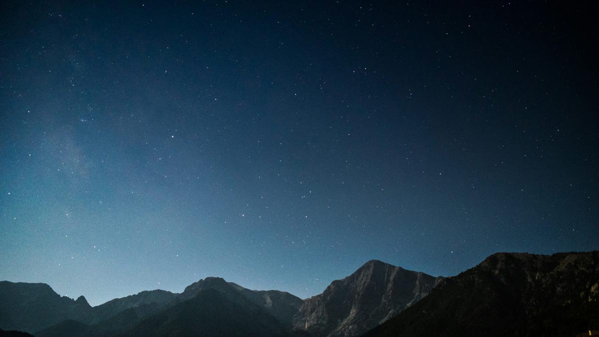 Noche estrellada en la montaña. UNSPLASH