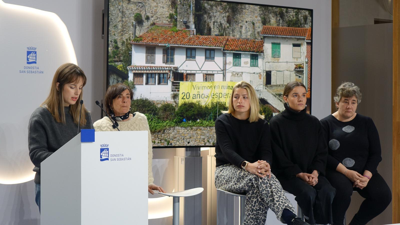 Los vecinos de los números 7 y 8 del Muelle de Donostia denuncian la precariedad de sus viviendas