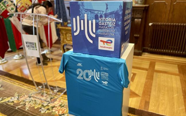 Presentación de la camiseta de este año del Vitoria-Gasteiz Maratón Martín Fiz. Fotos: Ayuntamiento de Gasteiz