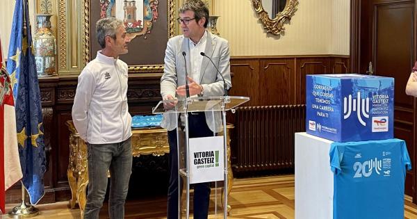 Presentación de la camiseta de este año del Vitoria-Gasteiz Maratón Martín Fiz. Fotos: Ayuntamiento de Gasteiz