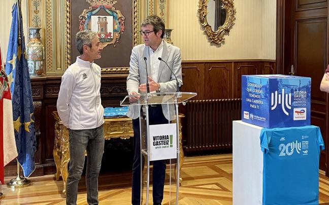 Presentación de la camiseta de este año del Vitoria-Gasteiz Maratón Martín Fiz. Fotos: Ayuntamiento de Gasteiz