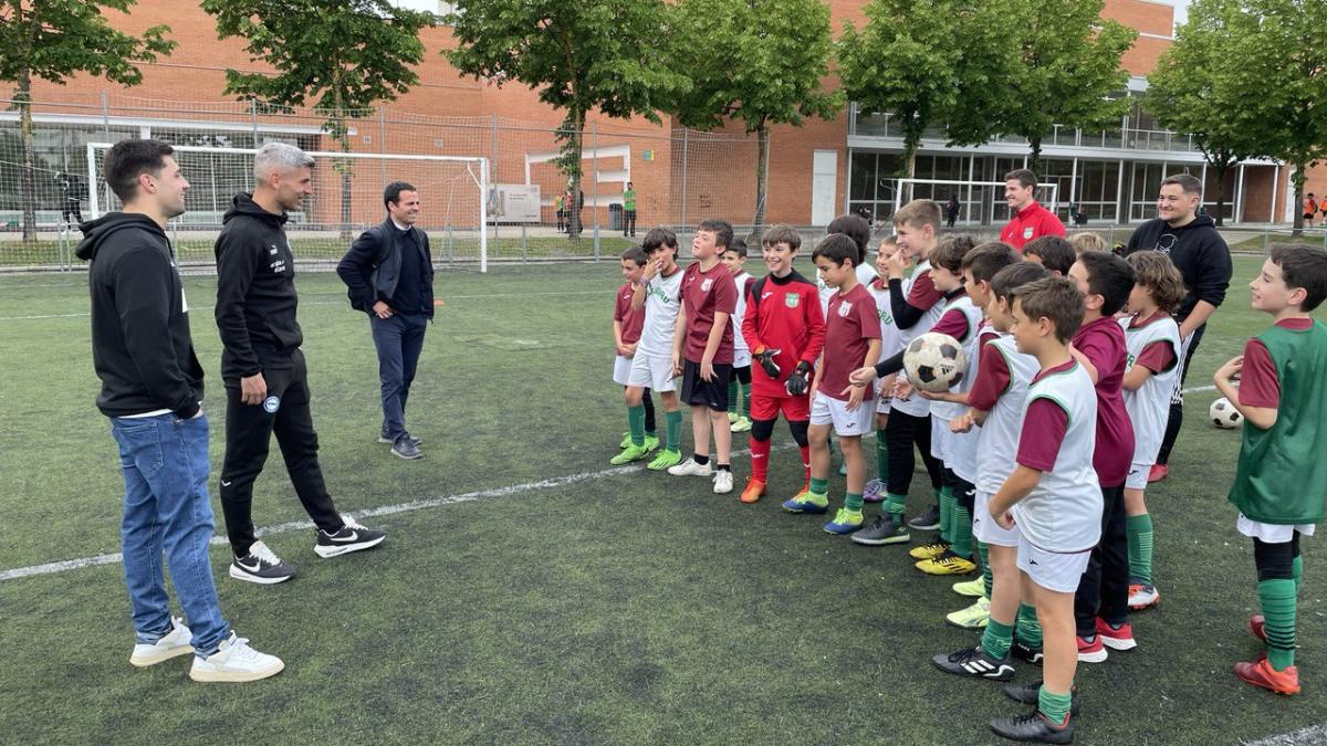 Jugadores del Alavés visitan campos de fútbol municipales de Gasteiz. Foto: Ayuntamiento de Gasteiz