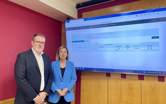 Sonia Díaz de Corcuera, concejala de Modernización de la Administración y Martín Gartziandia, secretario general. Foto: Ayuntamiento de Gasteiz