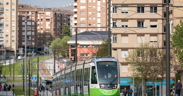 Primer día de funcionamiento del tranvía de Gasteiz hasta Salburua. Foto: Ayuntamiento de Gasteiz