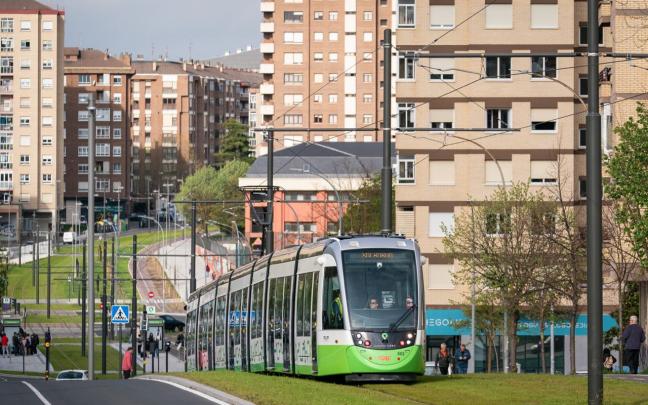 Primer día de funcionamiento del tranvía de Gasteiz hasta Salburua. Foto: Ayuntamiento de Gasteiz