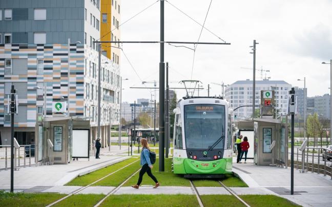 Primer día de funcionamiento del tranvía de Gasteiz hasta Salburua. Foto: Ayuntamiento de Gasteiz