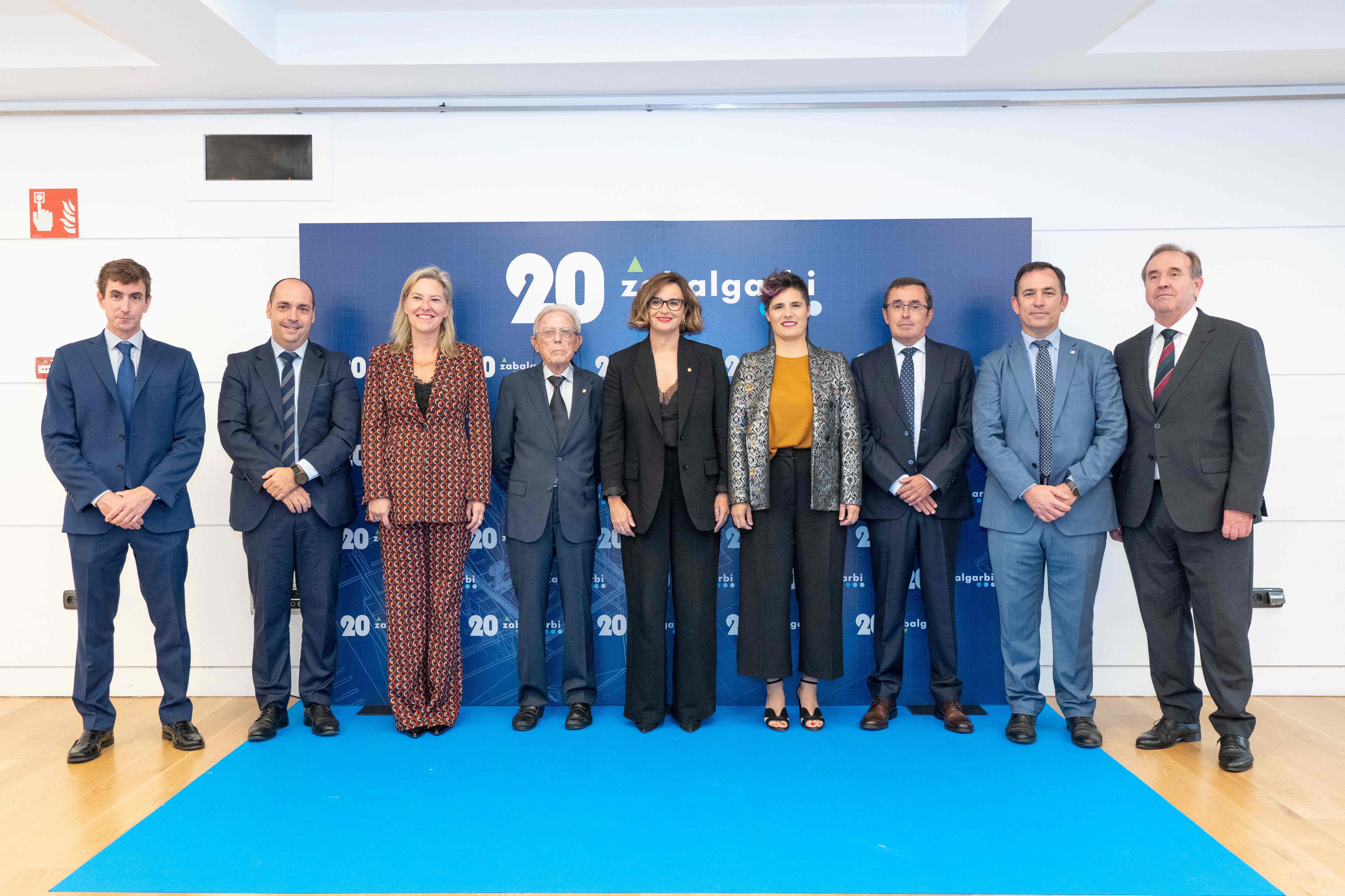 Autoridades presentes en el acto de los 20 años de Zabalgarbi en el Palacio Euskalduna de Bilbao.