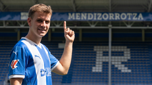 Pablo Ibañez posando como nuevo jugador del Deportivo Alavés. Foto: Deportivo Alavés