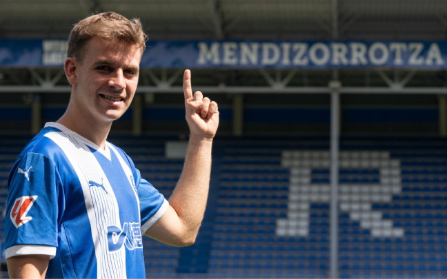 Pablo Ibañez posando como nuevo jugador del Deportivo Alavés. Foto: Deportivo Alavés