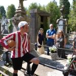 Pichichi es uno de los icónicos personajes que participan en las visitas teatralizadas al cementerio de Bilbao | J.M. Martínez, Deia