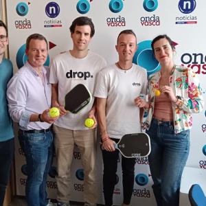 Iñigo Lekunberri y Eneko Novales, de Drop Pickleball Academy, junto a Txema Gutiérrez, Iranzu Calvo y Oier Atxalandabaso