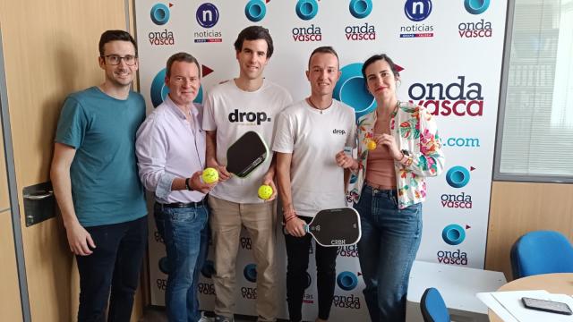Iñigo Lekunberri y Eneko Novales, de Drop Pickleball Academy, junto a Txema Gutiérrez, Iranzu Calvo y Oier Atxalandabaso