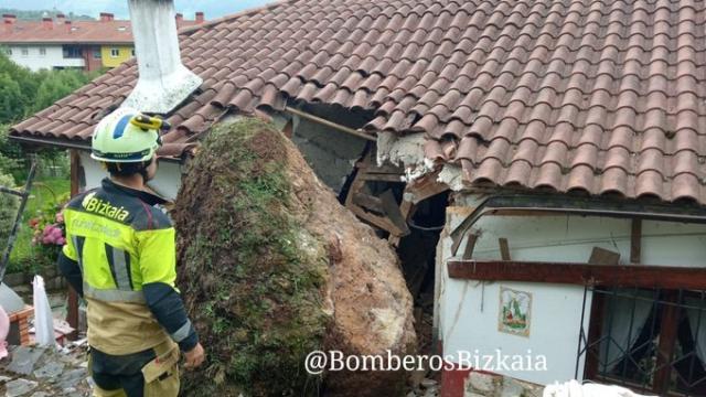 Impacto de la piedra en un caserío de Xemein. BOMBEROS DE BIZKAIA 