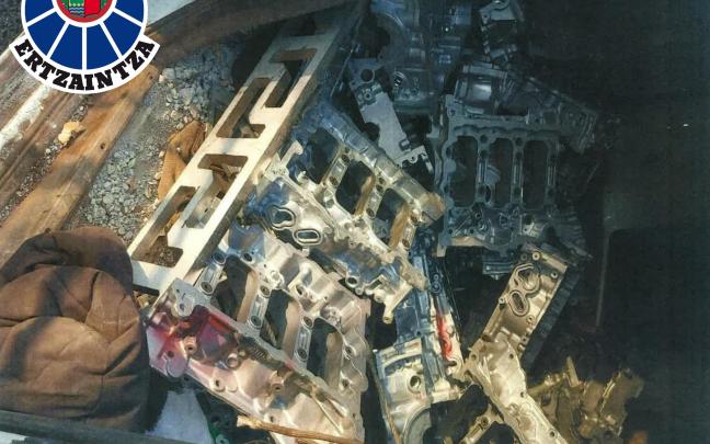 Piezas metálicas incautadas en Aretxabaleta. DEPARTAMENTO DE SEGURIDAD