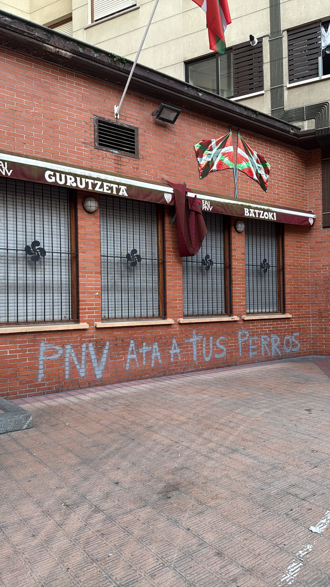 Pintada contra la Ertzaintza y el PNV en el batzoki de Gurutzeta | Imagen compartida por la alcaldesa de Barakaldo, Amaia del Campo, en sus redes sociales