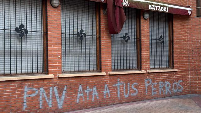 Pintada contra la Ertzaintza y el PNV en el batzoki de Gurutzeta | Imagen compartida por la alcaldesa de Barakaldo, Amaia del Campo, en sus redes sociales