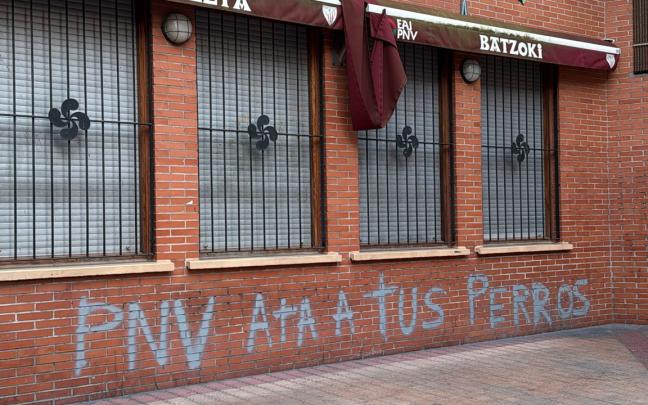 Pintada contra la Ertzaintza y el PNV en el batzoki de Gurutzeta | Imagen compartida por la alcaldesa de Barakaldo, Amaia del Campo, en sus redes sociales