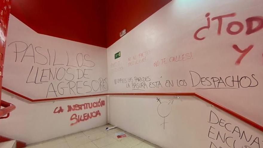 Pintadas en contra de un profesor en la UPV/EHU. X