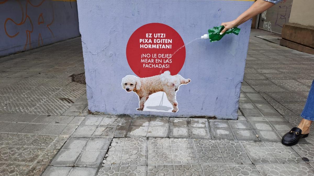 126 establecimientos comerciales y de hostelería de Getxo regalarán 4.000 botellas “pipi perros” entre su clientela