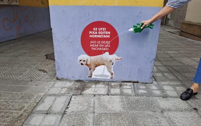 126 establecimientos comerciales y de hostelería de Getxo regalarán 4.000 botellas “pipi perros” entre su clientela 126 establecimientos comerciales y de hostelería de Getxo regalarán 4.000 botellas “pipi perros” entre su clientela